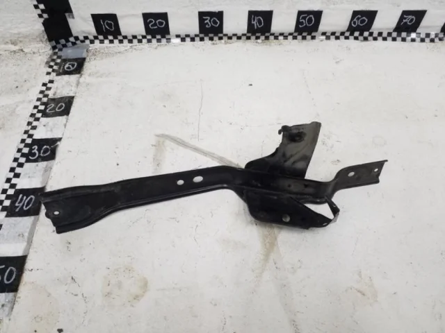 Кронштейн замка капота для Toyota RAV4 XA40 rest 2015-2019 на фотографиях