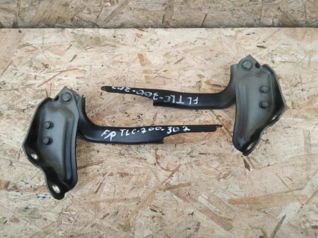 Петля капота левая для Toyota Land Cruiser 200 2007-2015 на фотографиях