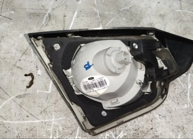Фонарь внутренний правый для Ford Kuga CBV 2008-2013 на фотографиях