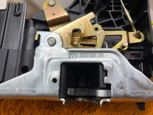 Замок задней правой двери для Mercedes-Benz S class W220 1998-2005 на фотографиях
