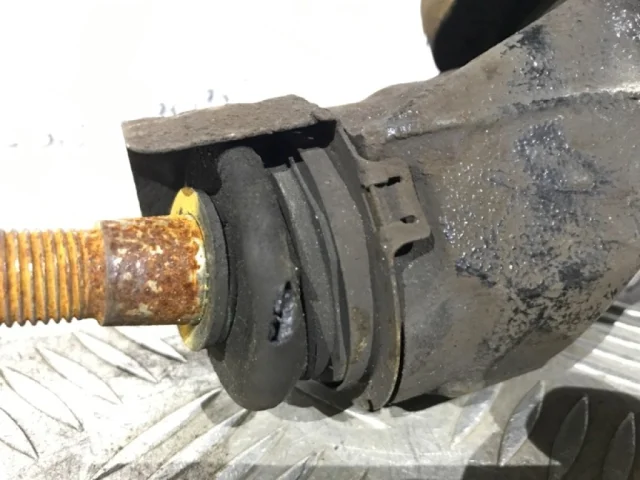 Кулак поворотный левый для Peugeot 308 SW T7 2007-2014 на фотографиях