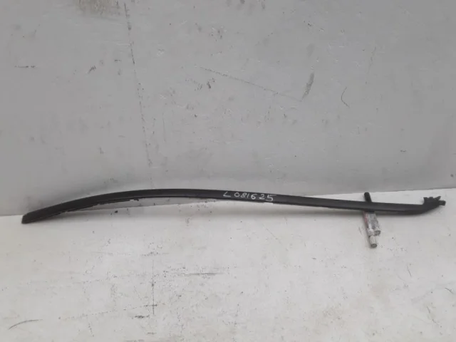 Накладка лобового стекла левая для Toyota Land Cruiser 200 2007-2015 на фотографиях