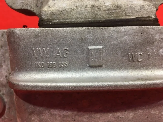 Опора двигателя передняя левая верхняя для Volkswagen Jetta 5 1K 2005-2010 на фотографиях