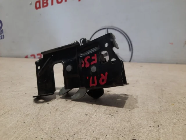 Замок капота правый для BMW 3er F30 2011-2019 на фотографиях