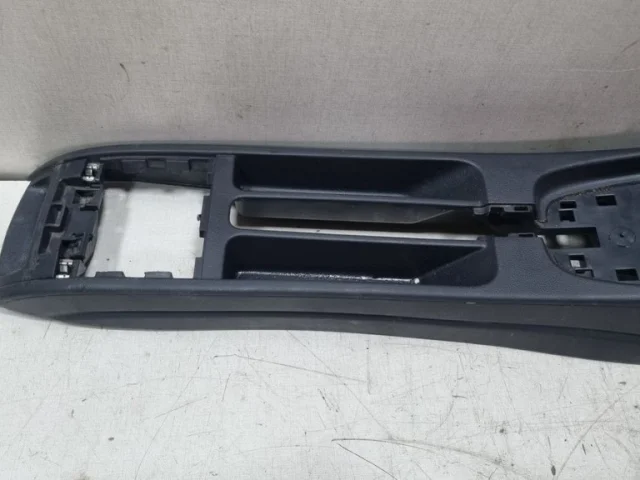 Крышка подлокотника для Volkswagen Polo V (6R) 2009-2014 на фотографиях