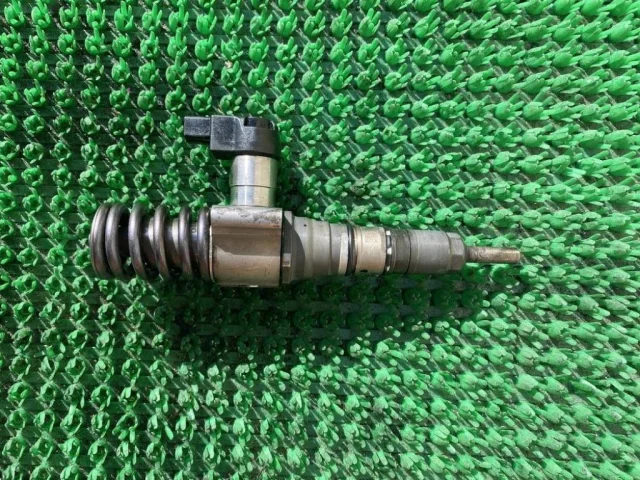 Насос-форсунка для Volkswagen Passat (B6, Typ 3C) 2005-2010 на фотографиях