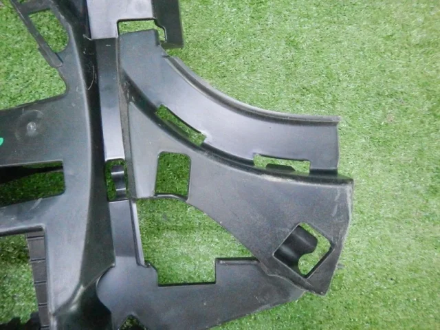 Кронштейн переднего бампера правый для Mercedes-Benz S class W222 2013-2017 на фотографиях