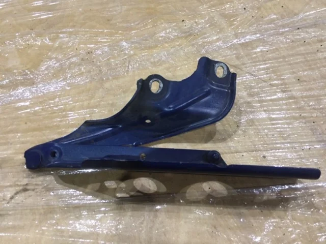 Петля капота правая для Audi A7 4G 2010-2014 на фотографиях