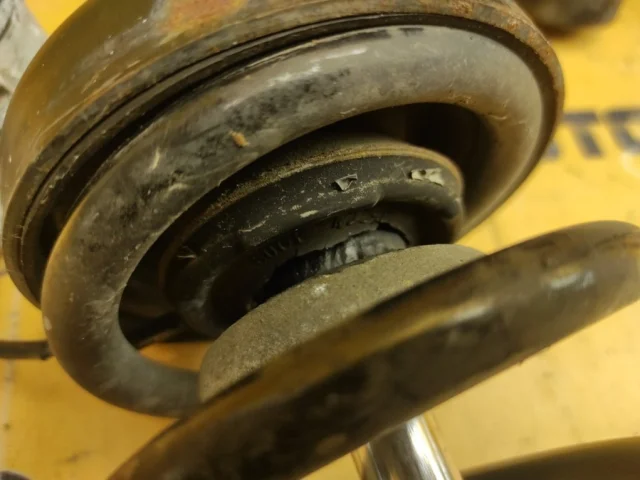 Амортизатор задний левый для BMW 7er Е38 1994-2001 на фотографиях