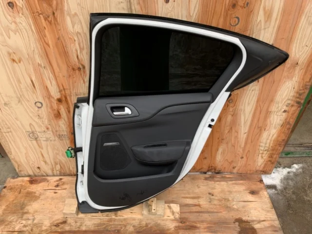 Дверь задняя правая для Citroen C4 Седан 2010-2016 на фотографиях