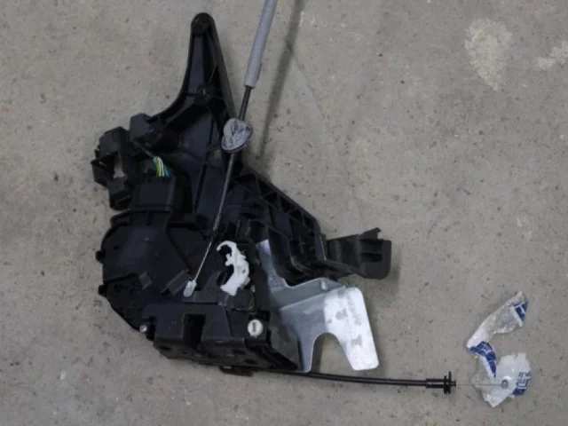 Замок двери задней правой для Volvo S40 MS 2004-2012 на фотографиях