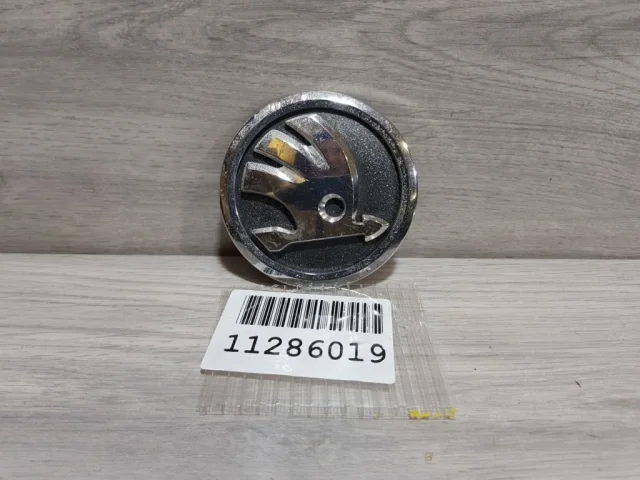 Эмблема задняя для Skoda Octavia A7 на фотографиях