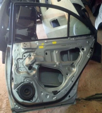 Дверь задняя правая для Toyota Avensis Хетчбек T250 2003-2008 на фотографиях