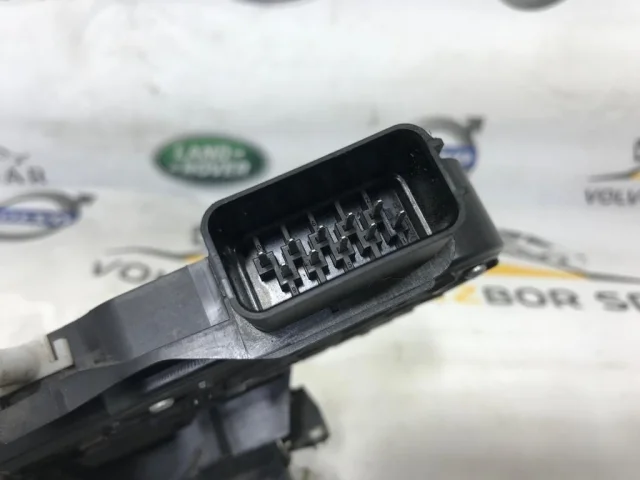 Уплотнитель передней правой двери для Land Rover Discovery L319 2009-2013 на фотографиях