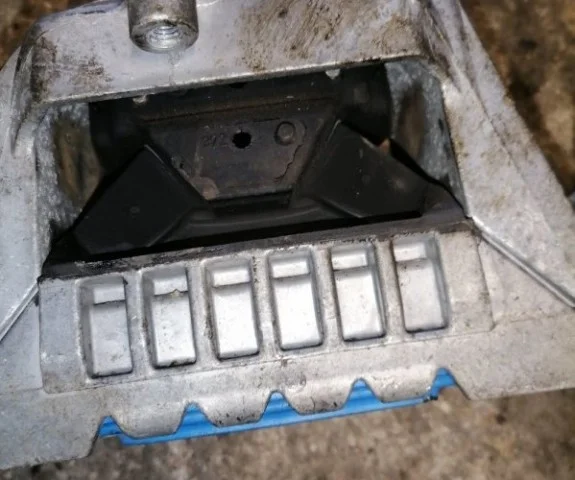 Опора двигателя задняя правая нижняя для Volkswagen Jetta 5 1K 2005-2010 на фотографиях