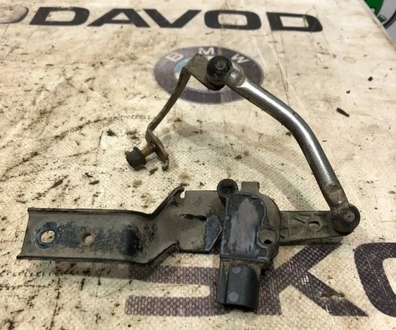 Датчик дорожного просвета передний для Skoda Octavia A7 на фотографиях