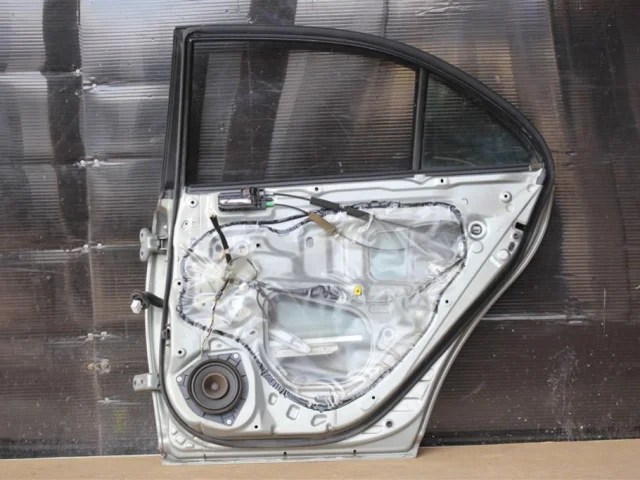 Дверь задняя правая для Toyota Avensis Хетчбек T250 2003-2008 на фотографиях