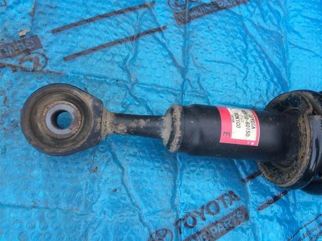 Амортизатор кабины пружинный передний левый для Toyota Land Cruiser 200 2007-2015 на фотографиях