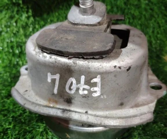 Опора двигателя передняя левая верхняя для BMW X5 Е70 2006-2013 на фотографиях