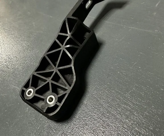 Фиксатор стойки капота для Mercedes-Benz GLK class X204 2008-2016 на фотографиях