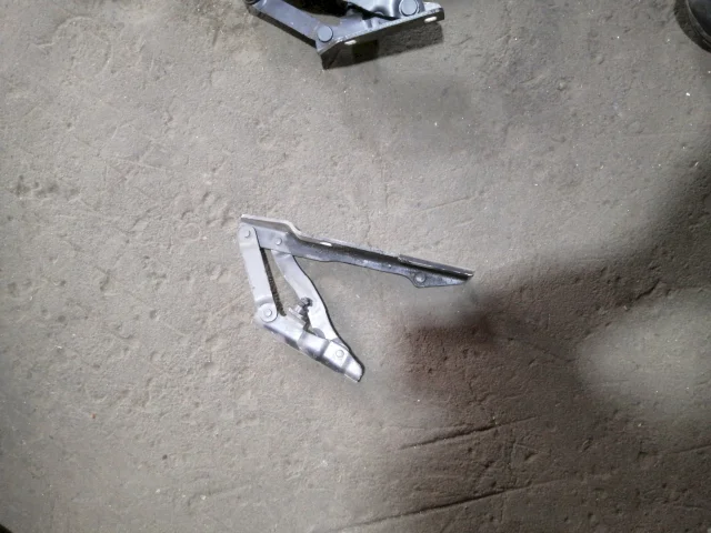 Петля капота левая для BMW 5er Е60 2003-2010 на фотографиях