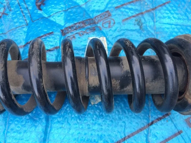 Амортизатор кабины пружинный передний левый для Toyota Land Cruiser 200 2007-2015 на фотографиях