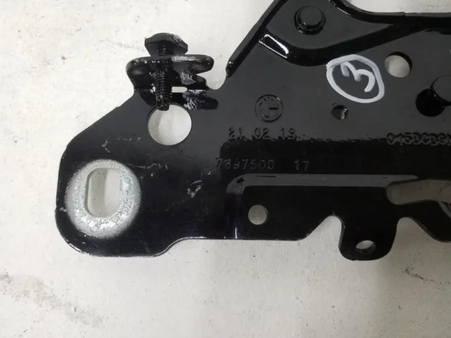 Петля капота правая для BMW X3 G01 2017-2023 на фотографиях