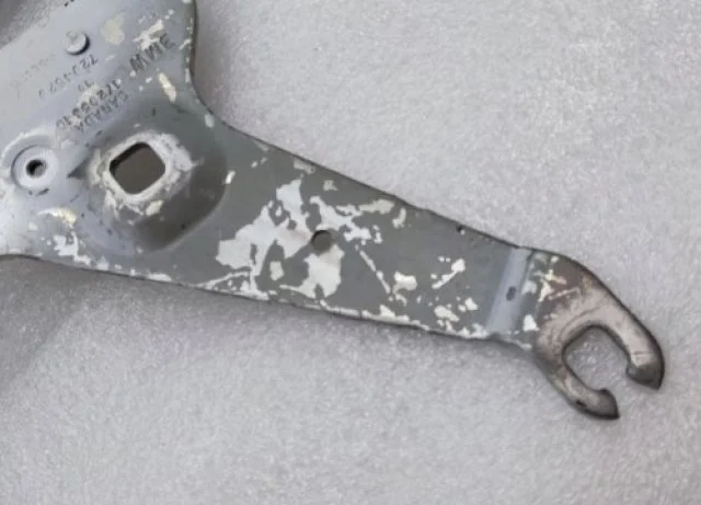 Петля капота левая для BMW X5 F15 (Ф15) 2013-2018 на фотографиях