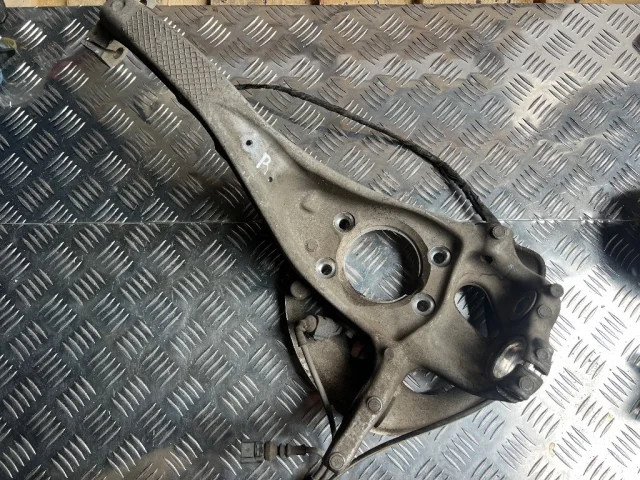 Кулак поворотный правый для Porsche Macan 95B 2014-2023 на фотографиях