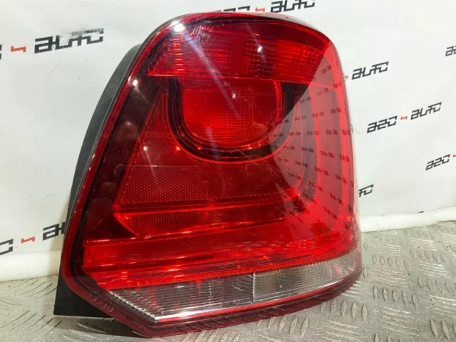 Фонарь правый для Volkswagen Polo V (6R) 2009-2014 на фотографиях