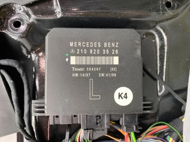 Дверь передняя левая для Mercedes-Benz C class W202 1993-2001 на фотографиях