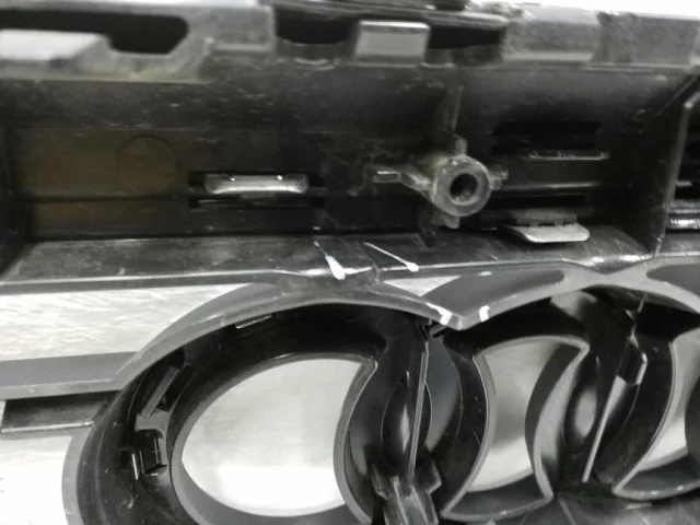 Решетка радиатора левая для Audi Q8 4M 2018-2023 на фотографиях