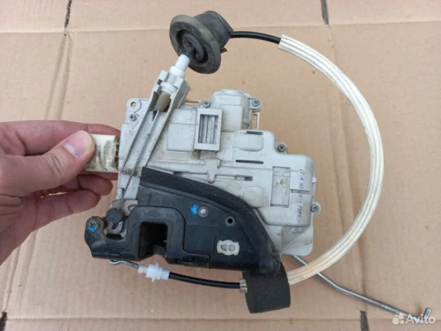 Уплотнитель передней правой двери для Audi A6 C6 2004-2011 на фотографиях