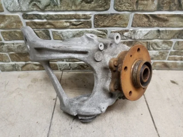 Цапфа задняя левая для Audi A6 C7 2010-2018 на фотографиях