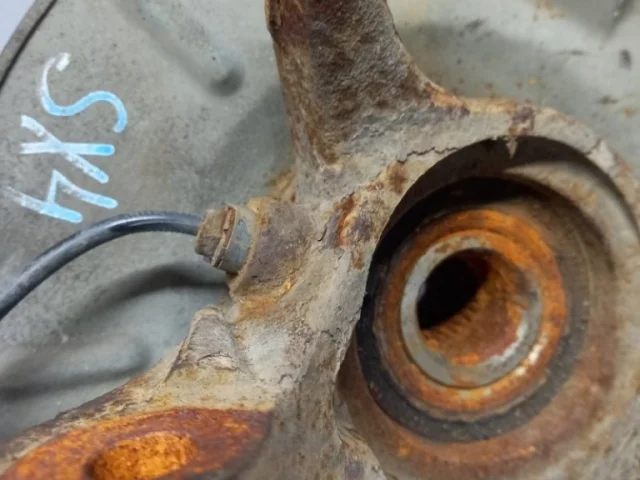 Кулак поворотный левый для Suzuki SX4 2006-2009 на фотографиях