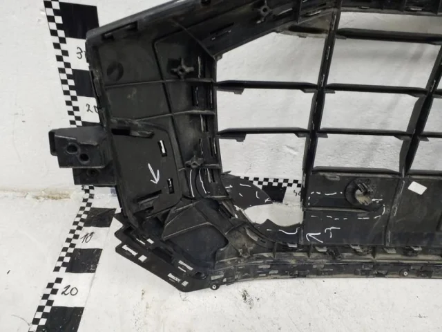 Решетка радиатора левая для Audi Q8 4M 2018-2023 на фотографиях