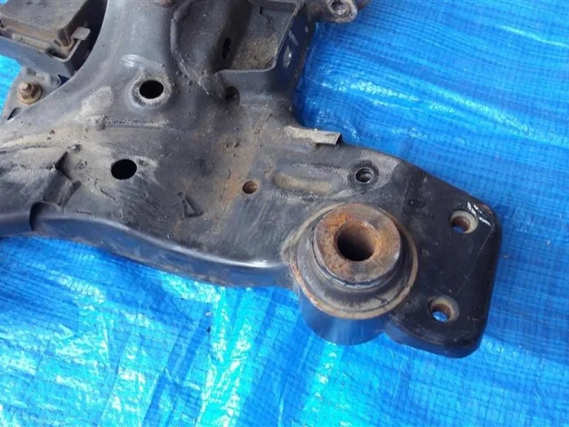 Подрамник двигателя для Nissan Teana J31 2003-2007 на фотографиях