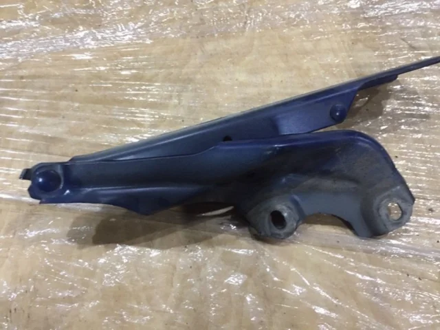 Петля капота правая для Audi A7 4G 2010-2014 на фотографиях