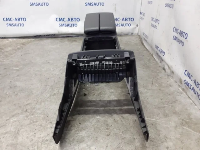 Подлокотник передний левый для Volkswagen Touareg II (7P5) 2010-2014 на фотографиях