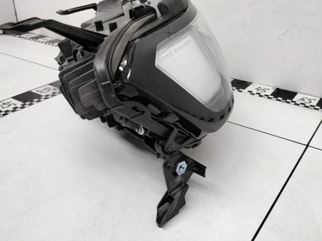 Фара правая для Toyota Land Cruiser J300 2021+ на фотографиях