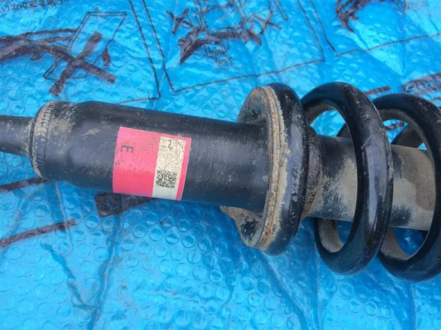 Амортизатор кабины пружинный передний левый для Toyota Land Cruiser 200 2007-2015 на фотографиях