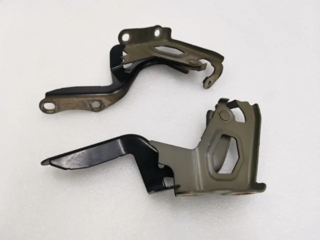 Петля капота правая для Toyota RAV4 XA40 rest 2015-2019 на фотографиях