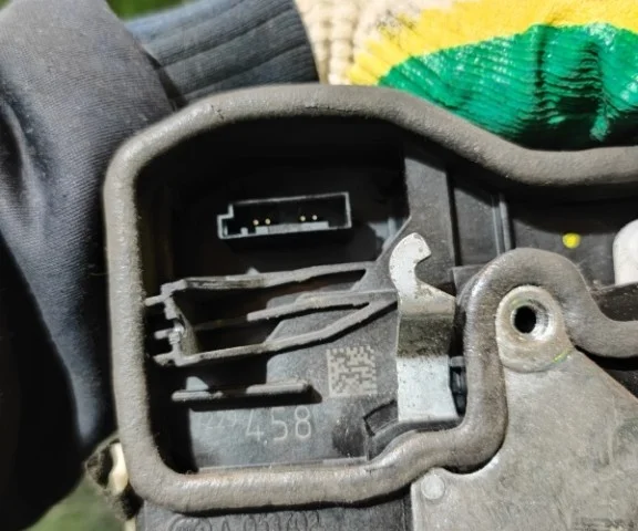 Уплотнитель передней правой двери для BMW 5er Ф10 Rest. 2014-2017 на фотографиях