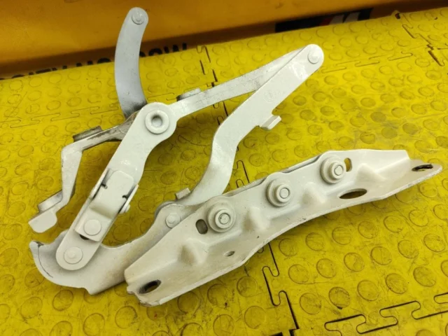 Петля капота левая для Mercedes-Benz S class W221 2005-2013 на фотографиях