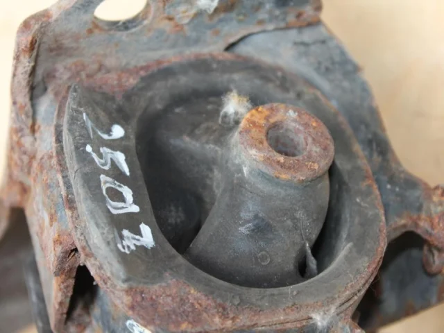 Опора двигателя передняя левая верхняя для Toyota Avensis Седан T250 2003-2008 на фотографиях