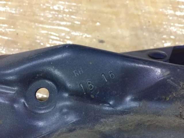 Петля капота правая для Audi A7 4G 2010-2014 на фотографиях