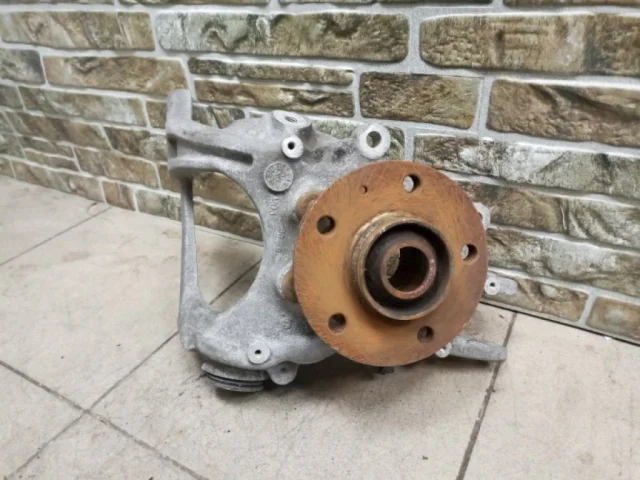 Цапфа задняя левая для Audi A6 C7 2010-2018 на фотографиях