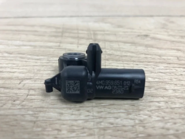 Датчик лобового удара для Audi A4 B9 2015+ на фотографиях