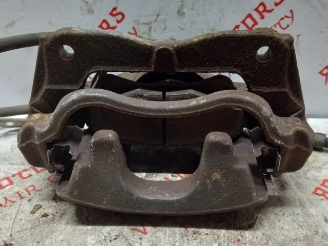 Суппорт передний левый для Toyota Avensis Седан T270 2008-2018 на фотографиях