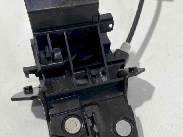 Замок багажника для Mercedes-Benz C class CL203 2000-2008 на фотографиях